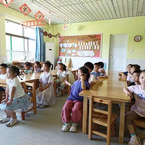 【关爱学生，幸福成长---武安在行动】——武安市第一幼儿园中二班区域活动与户外活动精彩时刻