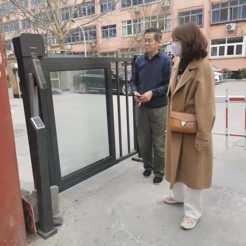 东苑街道建华二社区疫情防控加强巡查