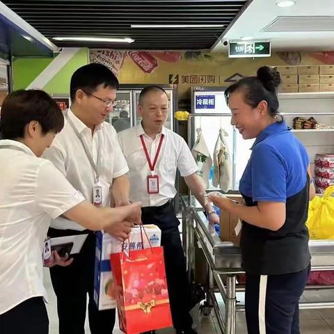 中百集团总经理张俊走访慰问唐家墩店困难党员