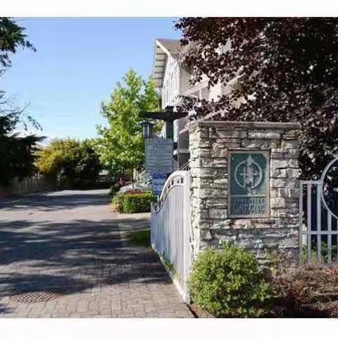 列治文4房3卫城市屋---靠近中心商圈，位置宁静，学校近在咫尺！