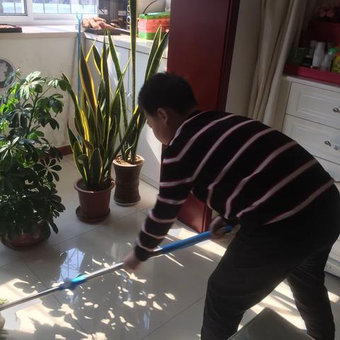 疫情期间，我是家庭小助手。六（2）班贾明宇