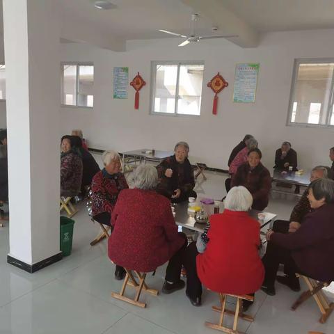 幸福聚餐，关爱老人