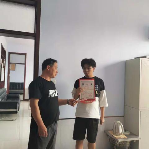 麻湾村鼓励优秀学子，为大学生发放奖学金