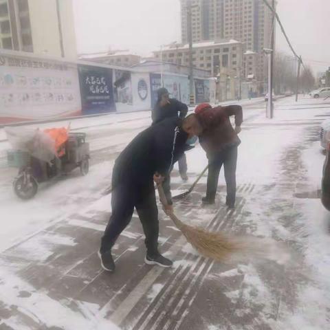 不畏严寒除积雪    城管开路暖民心