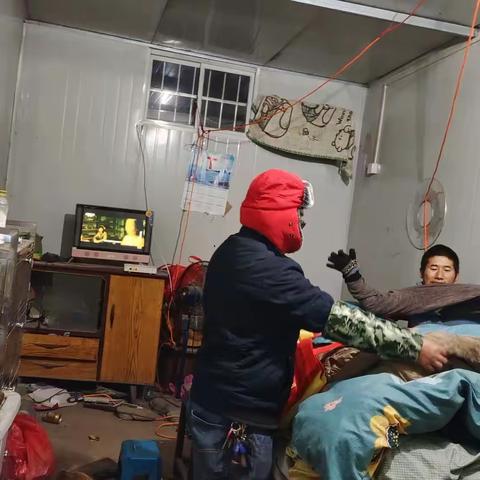 夜访低收入家庭，送冬衣抵御严寒