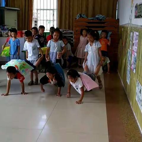 小推车游戏，主要是锻炼幼儿手部肌肉力量和团结协作的能力。