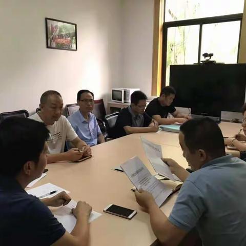 区投资商务局与区科技工信局、区商贸总公司就商务领域工作开展进行深入对接