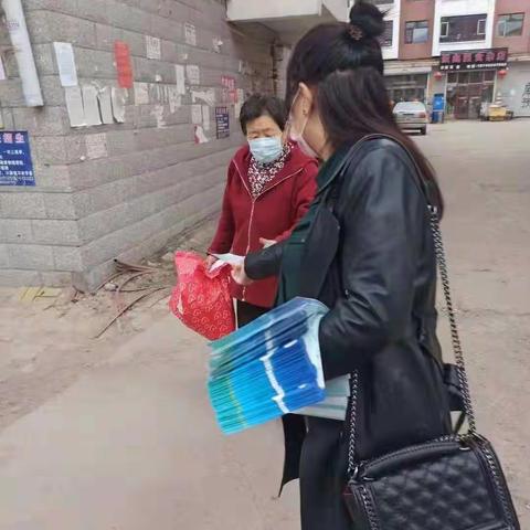 新伦街道西城社区开展宣传整治婚庆乱贴乱挂行动为