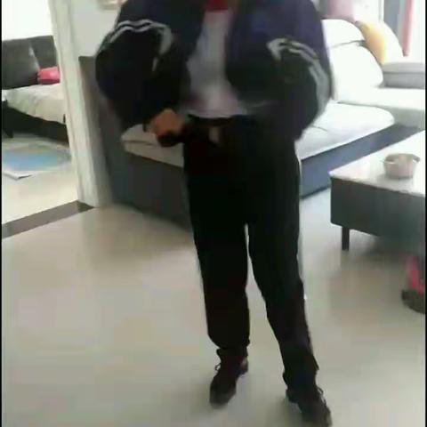 发校服啦！美！