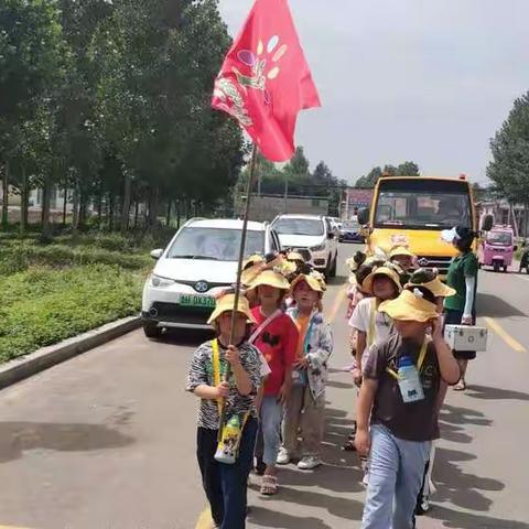 “雏鹰展翅，幼小衔接，参观小学，共同成长。"济宁市任城区二十里铺中心幼儿园大三班