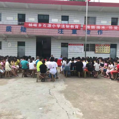 法制进校园，普法育未来