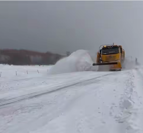 踔厉奋发担当作为  勇毅前行除雪保通