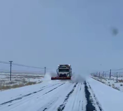 迎风除雪力保畅通  携手聚力共抗疫情