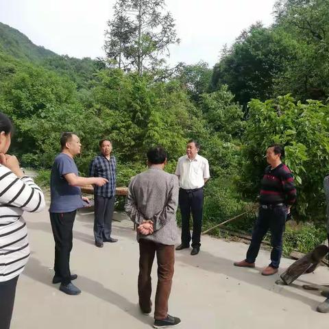 汉滨区总工会王衍柏主席深入叶坪镇椒沟村暗访脱贫攻坚问题清零进度和质量