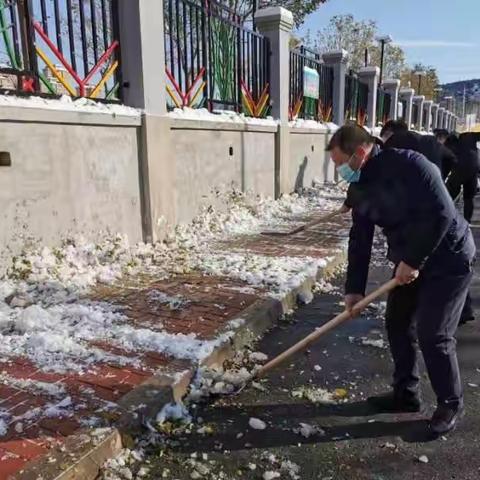 大雪冷景   行动暖心——蓟州九小干部教师为学生安全保驾护航