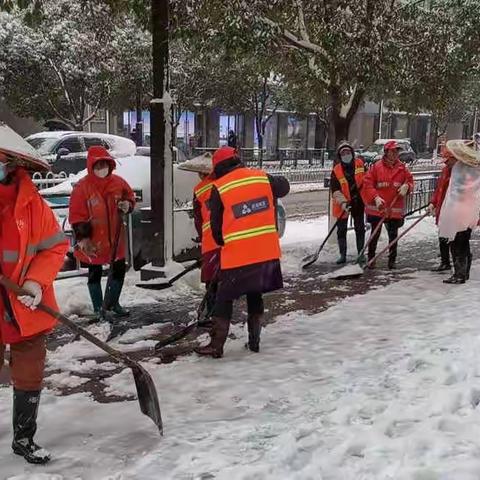 大雪天的坚守，环卫工人奋战一线清雪