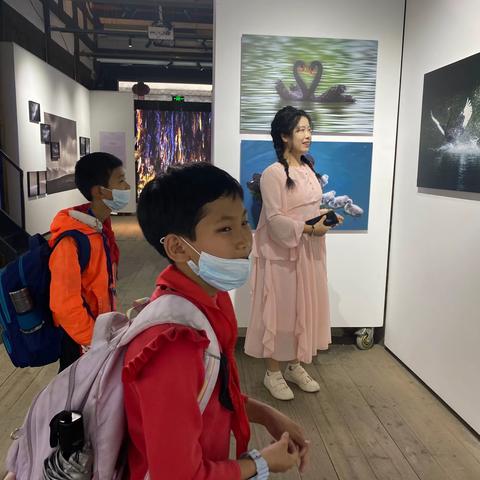 情暖童心，与爱同行——困难儿童走进摄影展