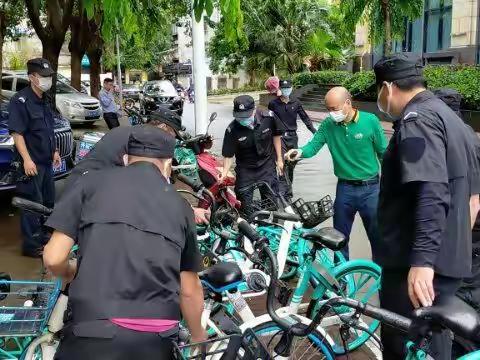 龙华区大同街道整治辖区内乱停乱放电动车及共享单车