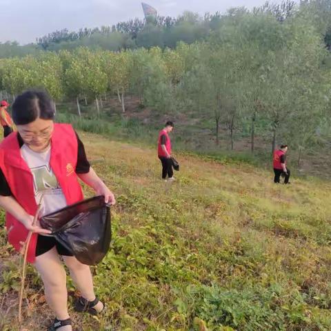 大临济社区开展“清洁家园”环境卫生整治志愿服务活动