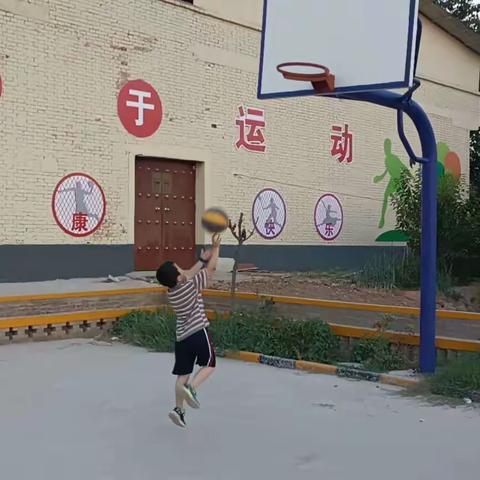 我是池阳小学三年级一班的张乐轩，我正在参加“喜迎二十大争做好少年”主题为实践“微运动”主题活动