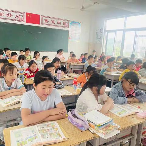 听课促成长——南阳市第三十三小学英语教研组听课活动