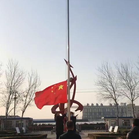 居家中自律，逆境中成长——于河实验中学举行网上升旗仪式