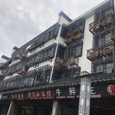 山如黛水清柔醉于江南中