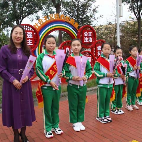 心中有阳光 脚下有力量，——记承德市双滦区第五小学校长孔艳丽