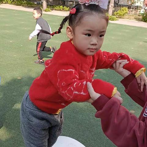 观安吉游戏感悟小三班陈富强妈妈  孩子入园以来第一次对安吉游戏教育理念有了深入的了解。“让游戏丰富童年,”