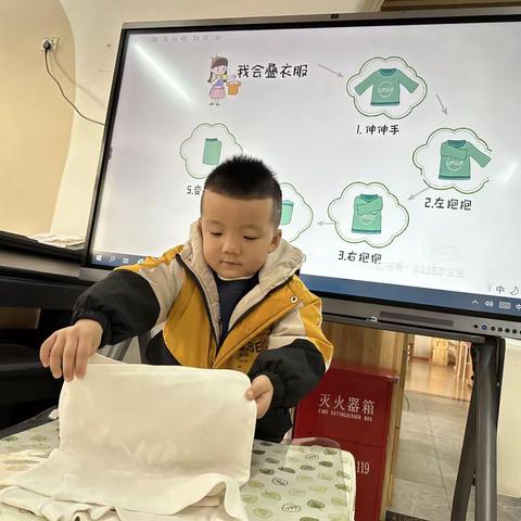 徐州开发区荆山桥幼儿园小一班11月课程故事《乐享成长，从“衣”开始》