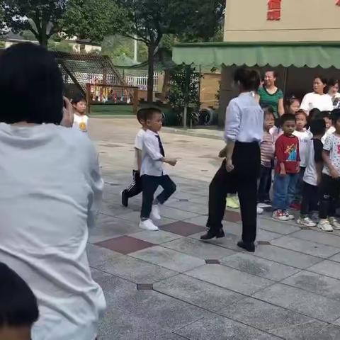 举国同庆的日子，让我们携手祝福！———凤凰山中心大三班