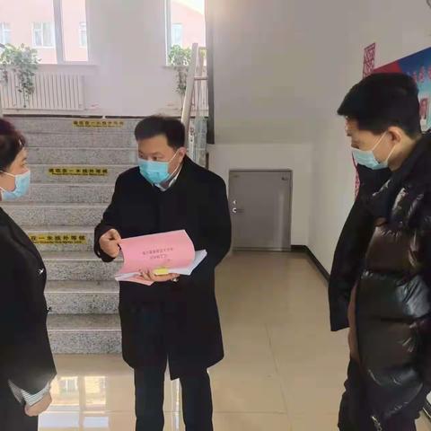 浑江区委常委、副区长王占山春节前夕深入三工地社区督导检查疫情防控工作
