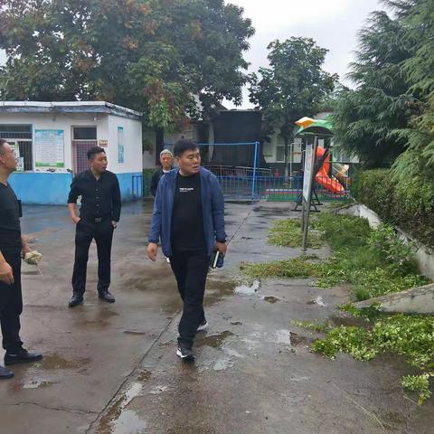 迎雨查校安     踏水抓落实    ——虞乡中心校