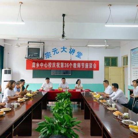深夜烛光泪   滴滴铸师魂   齐亮节日灯   盏盏烁恩情——虞乡中心校