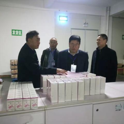 市食药局党组成员、副局长李杜平带队督查药品经营企业