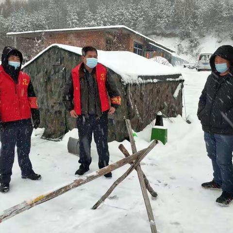 致敬！风雪中坚守防控一线的“你们”