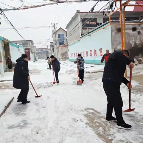 【铜冶镇耿家庄村】天寒地冻人情暖 不畏严寒扫雪忙