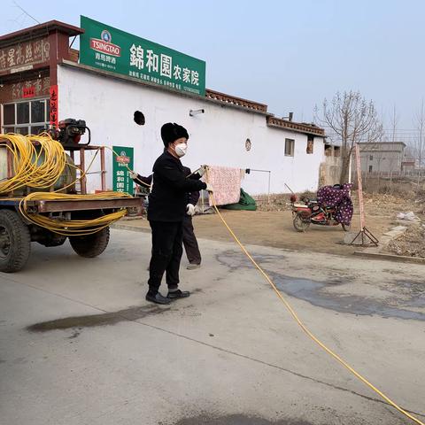 晴天里的雨衣，疫情中的坚守                 ----  里辛街道郑王庄村集中做好消毒保障工作