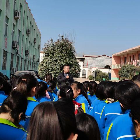 《西姜寨乡郭厂小学》郭厂小学周一升旗仪式及雷锋精神学习