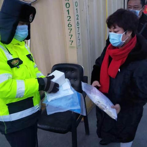 真情暖人心 大姐献爱心