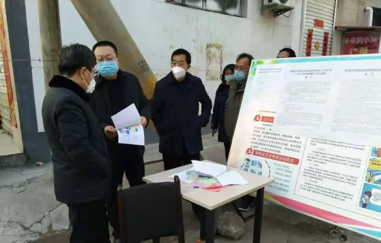 县委副书记、县总工会主席张义军赴工会家属院指导疫情防控工作