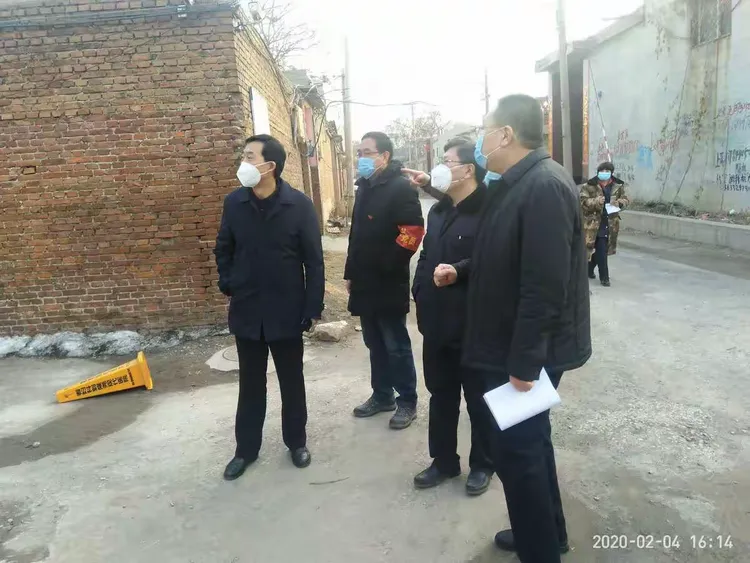 县委副书记、县总工会主席张义军赴工会家属院指导疫情防控工作