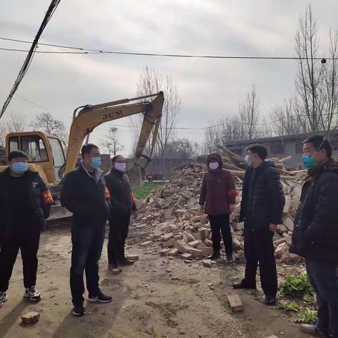 卫辉市委政法委驻村工作队第一书记赵俊青帮余连庄协调修路拆迁3户，环境整治等各项工作（副本）