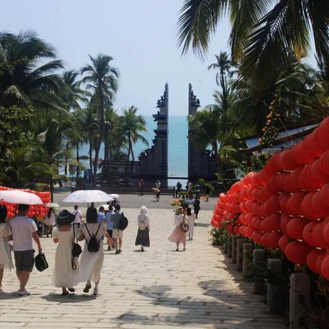 蓝天、碧海、椰林、花美的大小洞天（三亚游琐记）