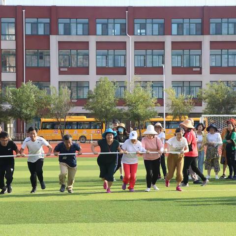 东营区弘文小学举行“庆祝第三十六个 教师节”教职工趣味运动会