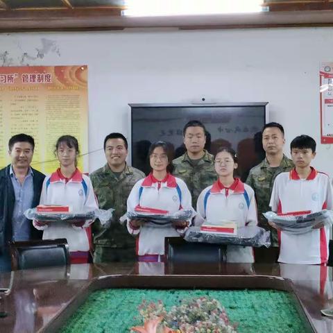 入校慰问送温暖  精准帮扶暖人心