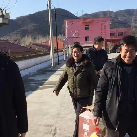 毛家中心校工会慰问退休贫困职工