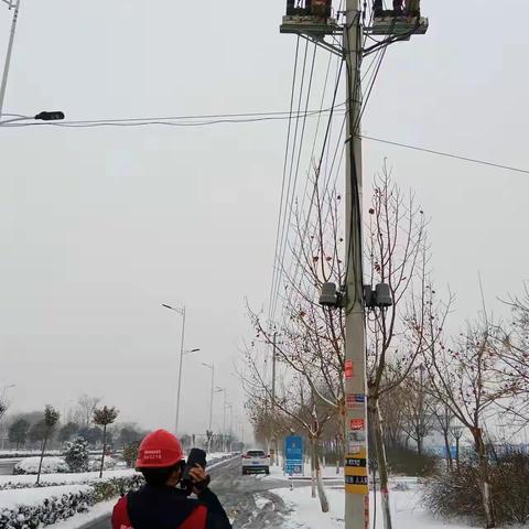 西区供电中心：党员冲锋在前 快速应对降雪天气