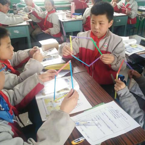 黄碾联校黄南学校科学实验课正在进行