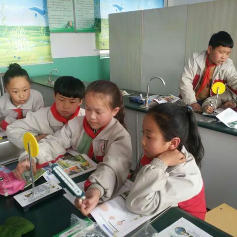 黄碾联校黄南学校科学实验课正在进行